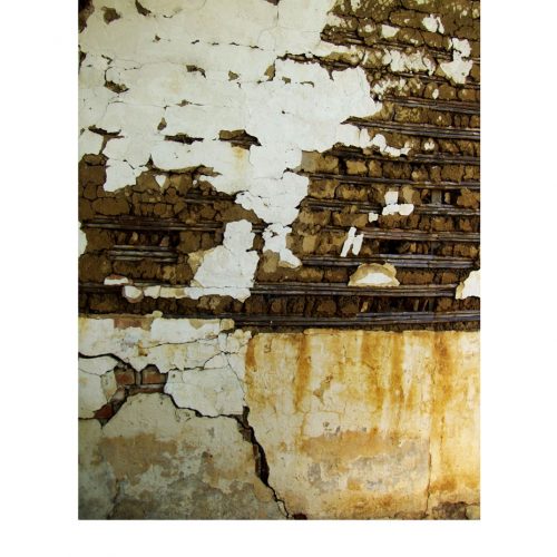 Una muestra de piezas que se desarrollan bajo un interés particular alrededor de la arquitectura tradicional de la región caribe colombiana. Esta arquitectura, vista como resultado de una serie de procesos histórico- culturales, tiene una relación con el abandono y la memoria desde el lugar que estas habitan y cómo se presentan en el espacio desde una perspectiva visual. De igual manera, las piezas presentadas buscan ser evidencia de un desarrollo relacional entre aquellas situaciones estéticas presentes en estas estructuras y se hacen tangibles por medio de la experiencia con la región; y los procesos materiales en torno a la construcción de las obras.